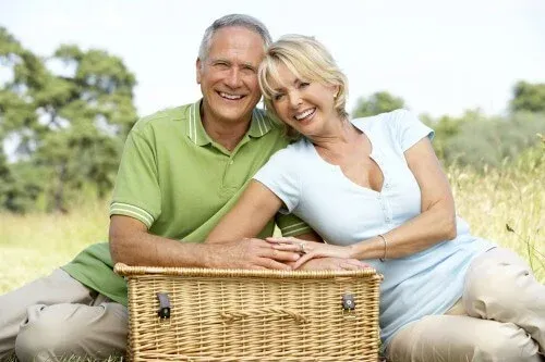 elderly-couple-smiling-picnic