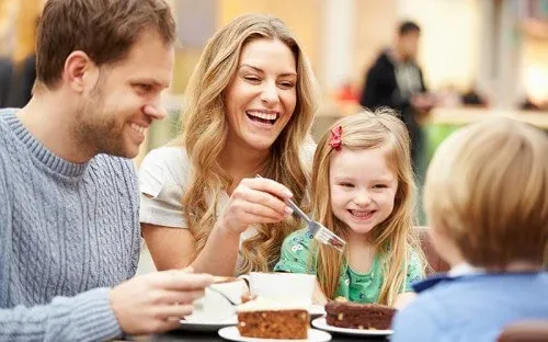 family-eating-cake