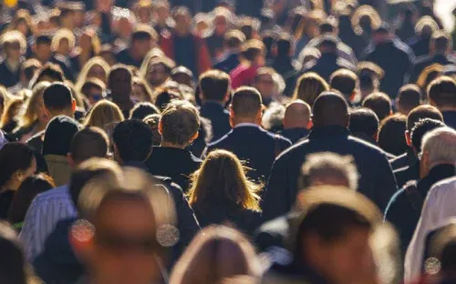 large-crowd-walking